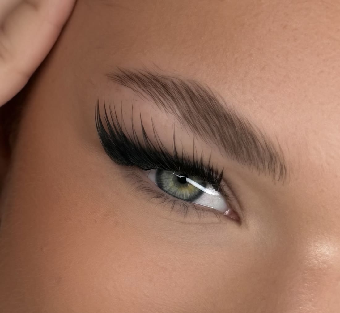 Dramatic volume lash set on a green eye